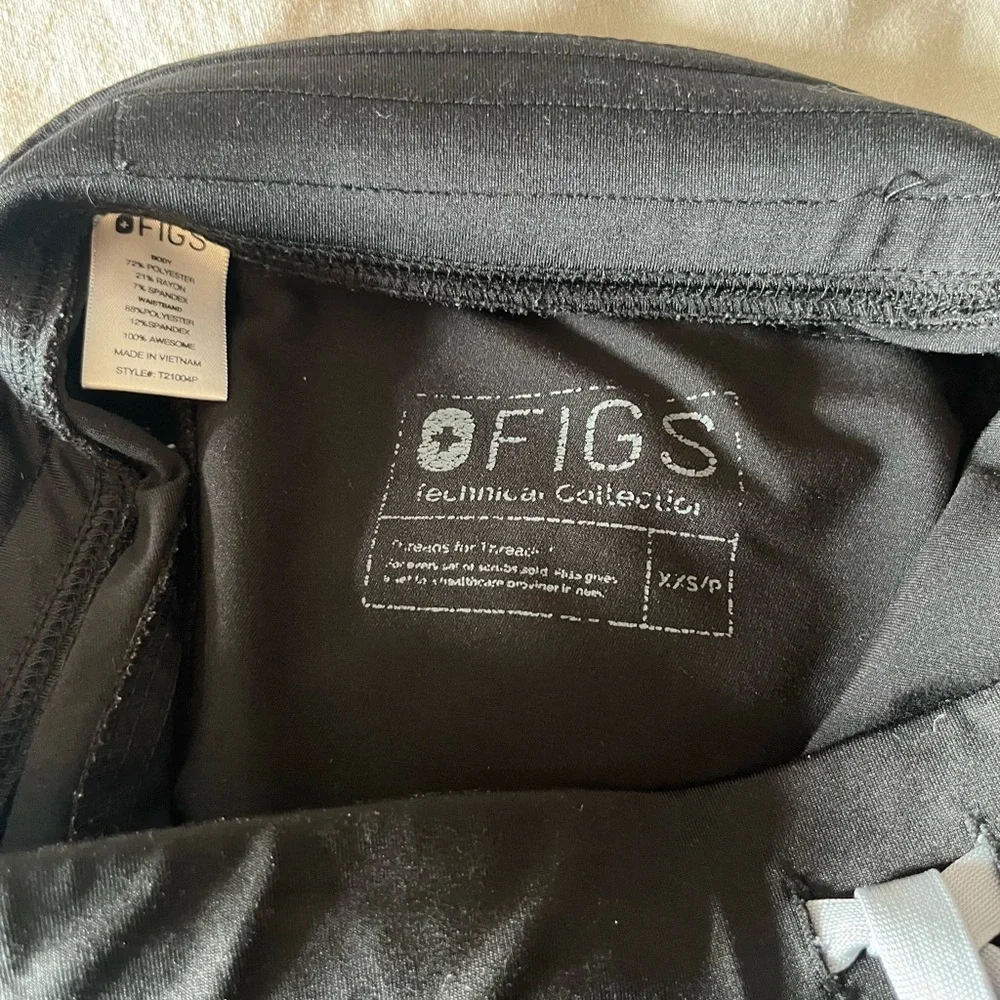 Figs Black Kade Cargo Scrub pants - Picture 2 of 6